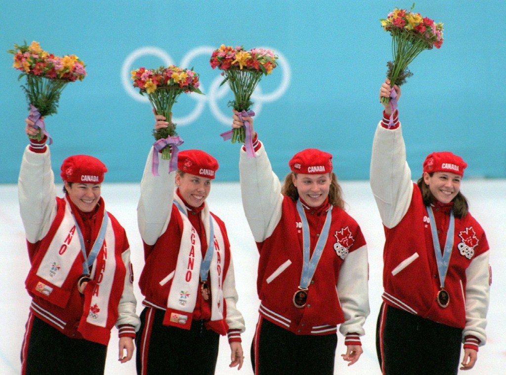 Annie Perreault, Tania Vincent, Christine Boudrias et Isabelle Charest remportent la médaille de bronze au relais 3000m à Nagano (1998)