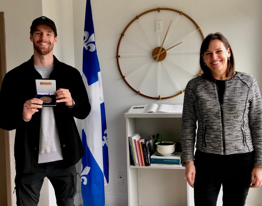 Isabelle Charest, députée de Brome-Missisquoi avec Maxence Parrot, médaillé olympique spécialiste de slopestyle et de big air.