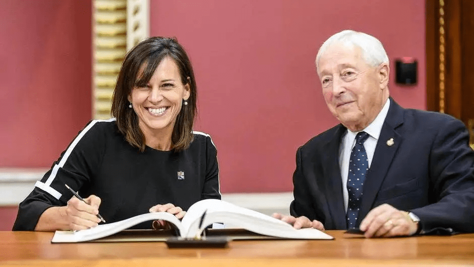 Assermentation d'Isabelle Charest, députée de Brome-Missisquoi avec Michel Doyon, lieutenant-gouverneur du Québec