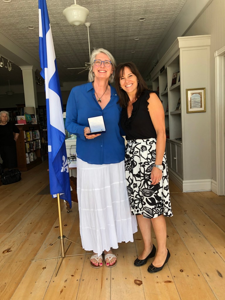 Isabelle Charest, députée de Brome-Missisquoi avec l'autrice Louise Penny