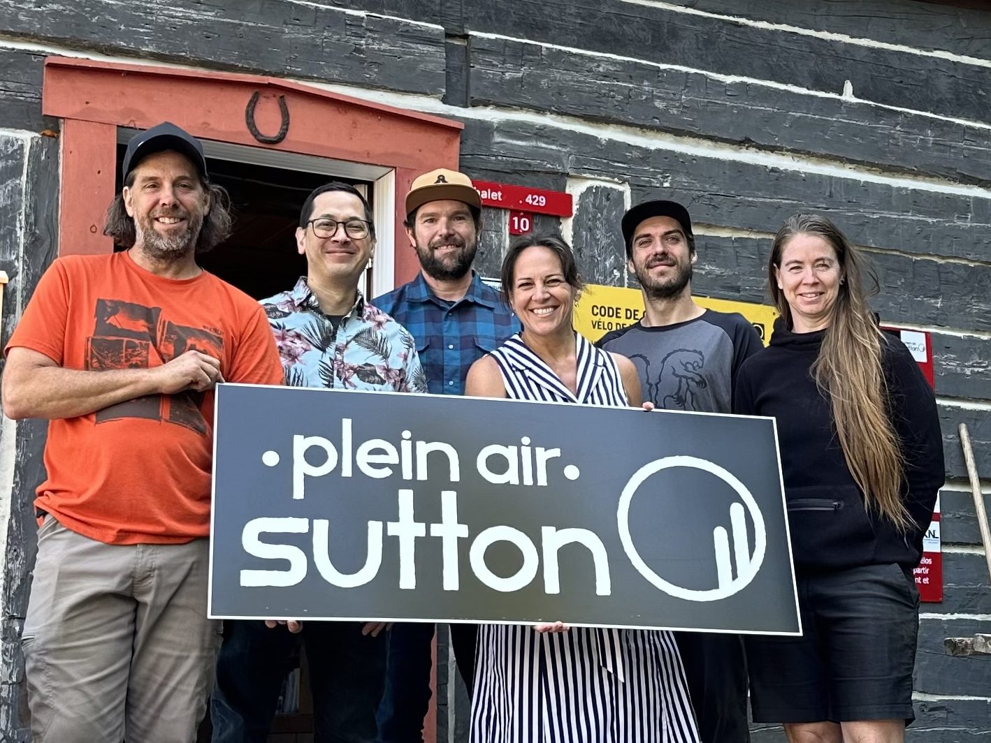 Isabelle Charest, députée de Brome-Missisquoi, avec l'équipe de Plein air Sutton